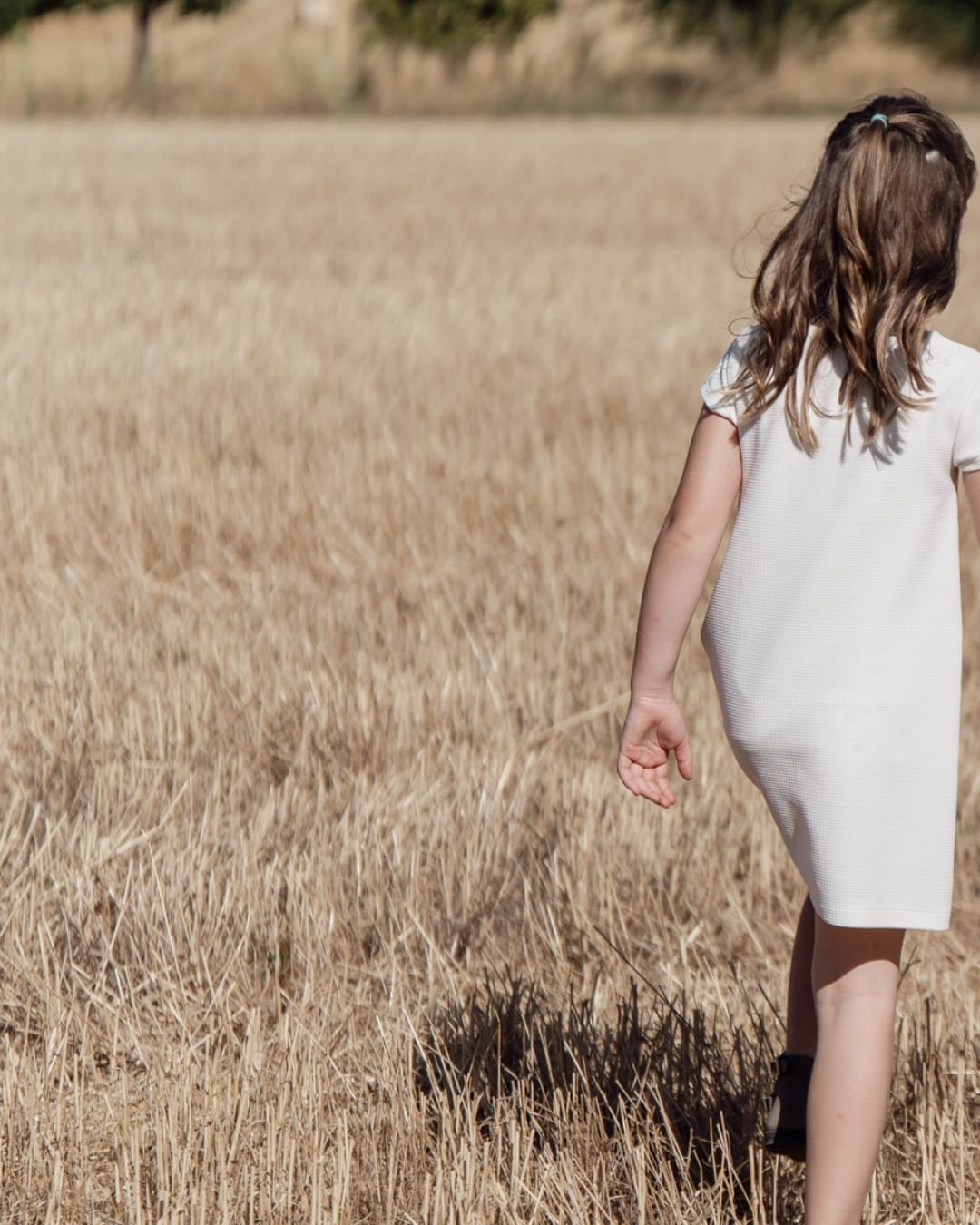 „Kleine Schritte, große Welt. 🤍🌾“ Manchmal braucht es nicht viel für eine schöne Erinnerung. Ein Feld… – @lichtklang.fotografie