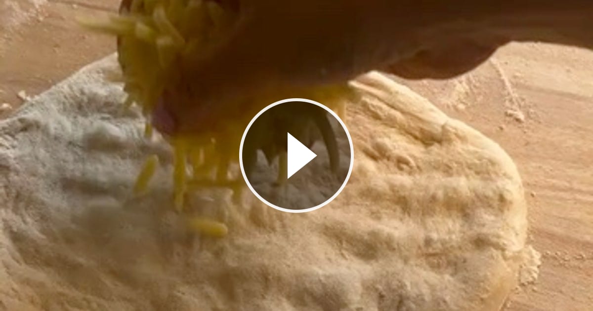 MOZZARELLA-STUFFED BREAD 🧀🤤 – @kalvinoba