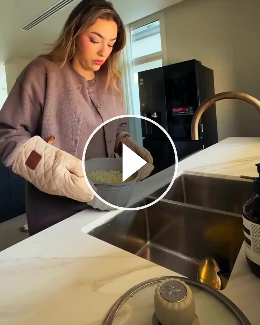 When teamwork in the kitchen gets a little too serious 😂 Now he’s in trouble. – @zrack_