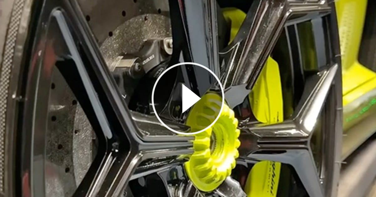 #Lambo center lock – @carbar_media