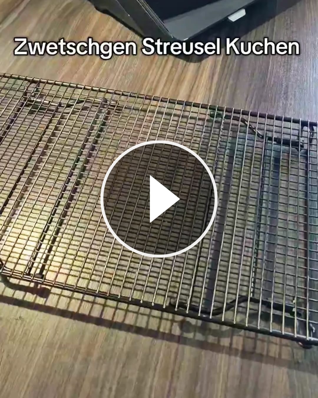 🍑 ZWETSCHGEN-STREUSELKUCHEN 🍰✨ Saftige Zwetschgen, buttriger Rührteig und knusprige Streusel – ein echter… – @olga.göbel