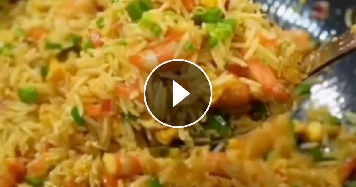 Stop making soggy fried rice Day-old rice is the real game changer. High heat + timing = restaurant vibes at… – @food.horizon