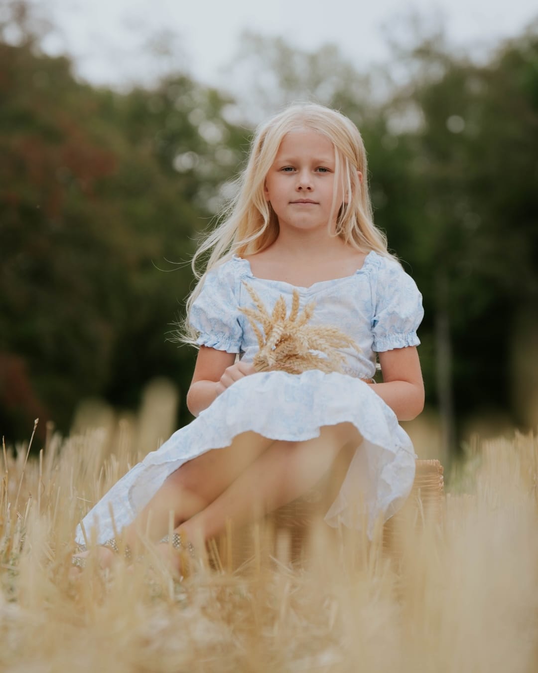 🌾 Kleine Momente. Große Erinnerungen. 🤍 Ein Feld, warmes Abendlicht, ein wunderschönes Kleid und ganz viel… – @lichtklang.fotografie