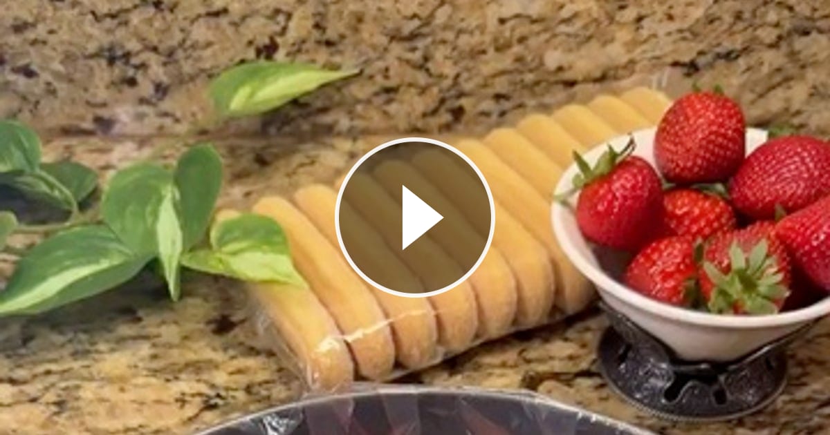 Biscuit cream with strawberry topping – @food.horizon